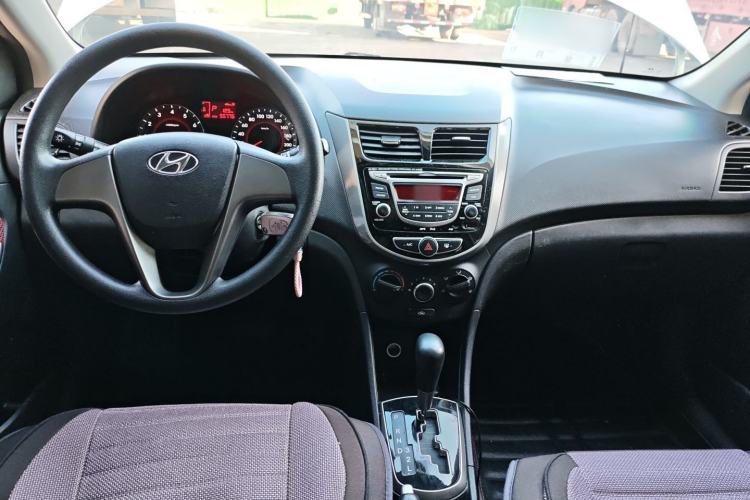 Used Hyundai Verna Ray 2014 1.4L Automatic GLX Center Console