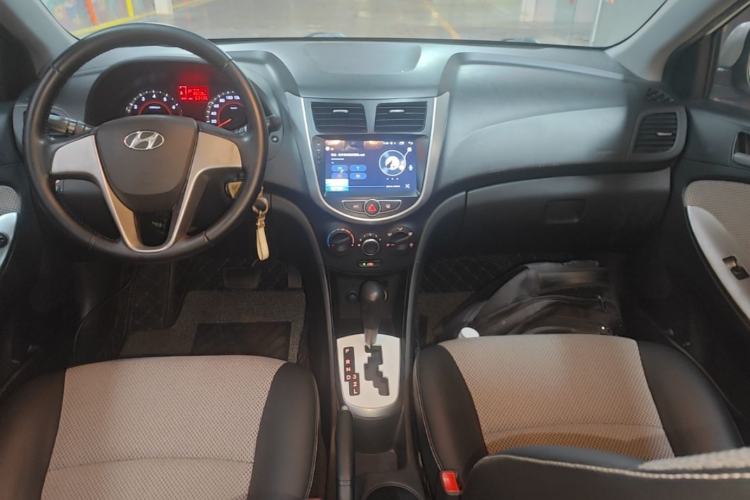 Used Hyundai Verna Ray 2014 1.4L Automatic GLX Center Console