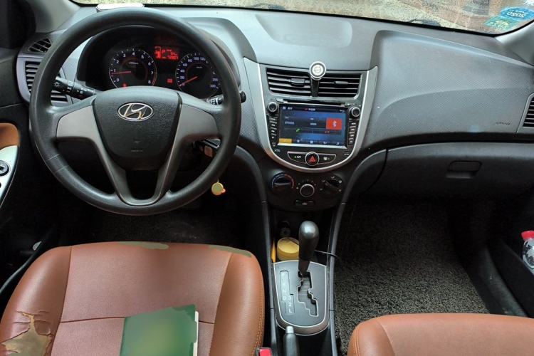 Used Hyundai Verna Ray 2014 1.4L Automatic GLX Center Console
