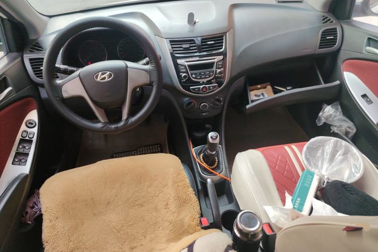 Used Hyundai Verna Ray 2014 1.4L Manual GLX Center Console