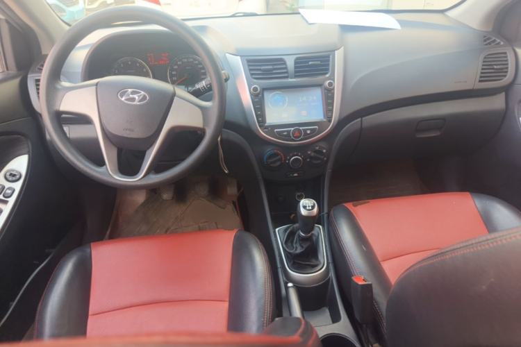 Used Hyundai Verna Ray 2014 1.4L Manual GLX Center Console