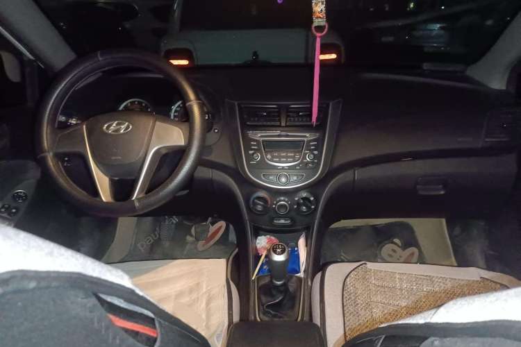 Used Hyundai Verna Ray 2014 1.4L Manual GLX Center Console