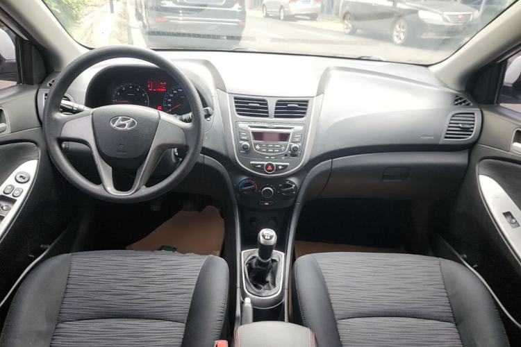 Used Hyundai Verna Ray 2014 1.4L Manual GLX Center Console