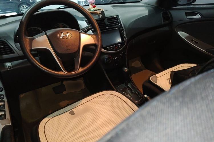 Used Hyundai Verna Ray 2014 1.4L Automatic GLX Center Console