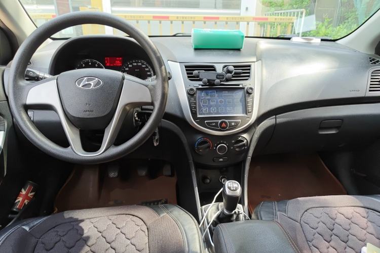 Used Hyundai Verna Ray 2014 1.4L Manual GLX Center Console