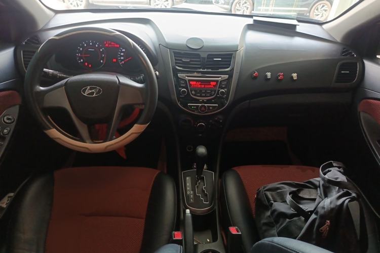 Used Hyundai Verna Ray 2014 1.4L Automatic GLX Center Console