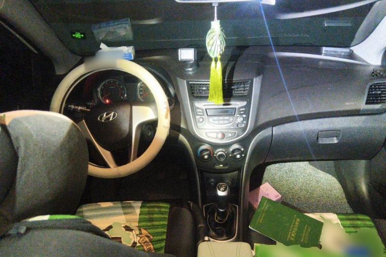 Used Hyundai Verna Ray 2014 1.4L Manual GLX Center Console