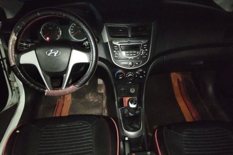 Used Hyundai Verna Ray 2014 1.4L Manual GLX Center Console