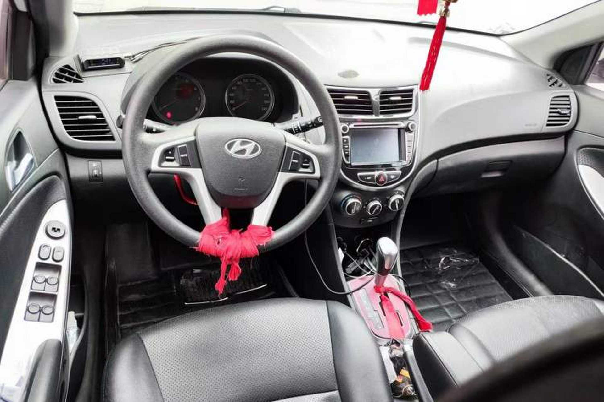 Used Hyundai Verna Ray 2014 1.6L Automatic TOP Center Console
