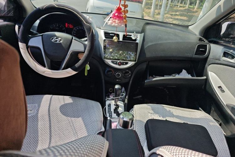 Used Hyundai Verna Ray 2014 1.4L Automatic GLX Center Console