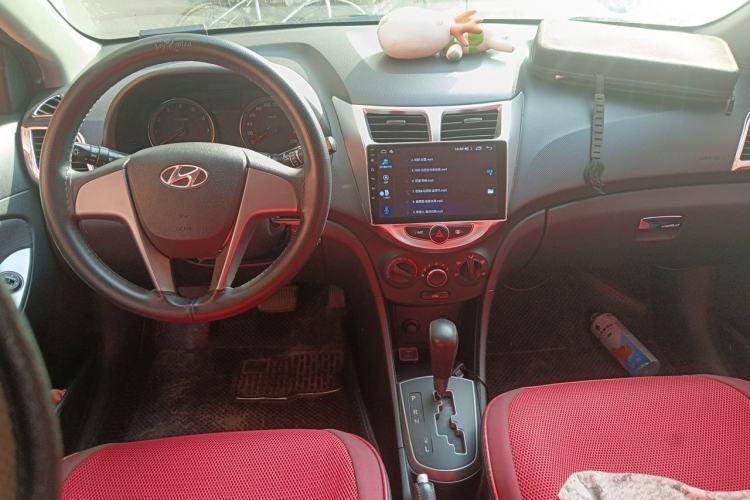 Used Hyundai Verna Ray 2014 1.4L Automatic GLX Center Console