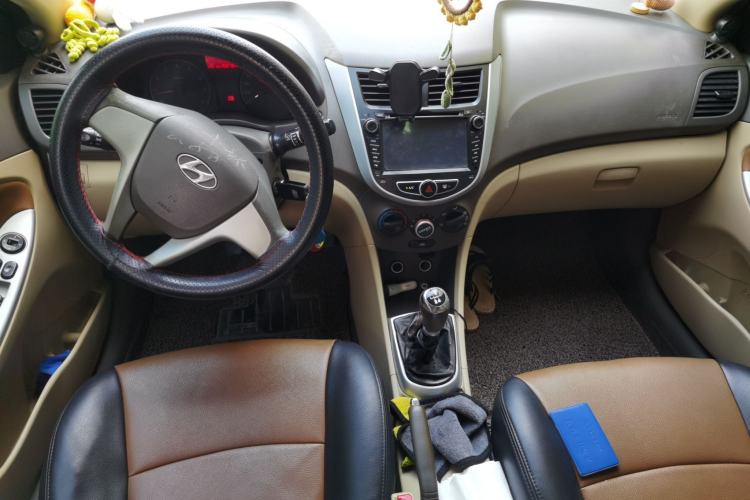 Used Hyundai Verna Ray 2014 1.4L Manual GLX Center Console