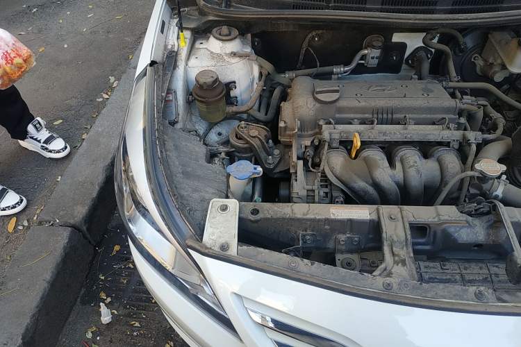 Used Hyundai Verna Ray 2014 1.4L Manual GLX Engine Bay Right