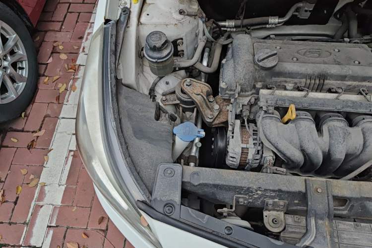 Used Hyundai Verna Ray 2014 1.4L Automatic GLX Engine Bay Right