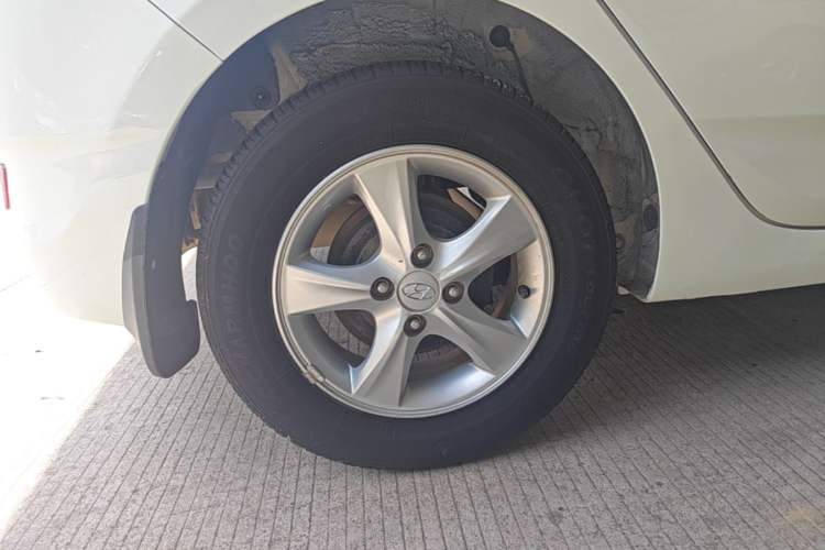 Used Hyundai Verna Ray 2014 1.4L Automatic GLX Exterior 5