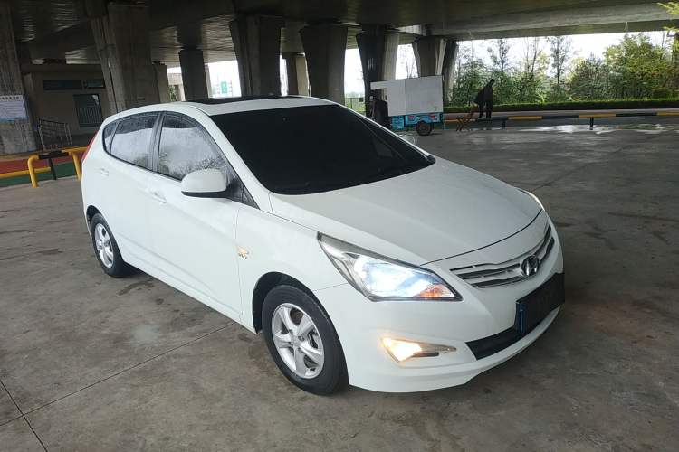 Used Hyundai Verna Ray 2014 1.4L Automatic GLX Front Right 45 Deg