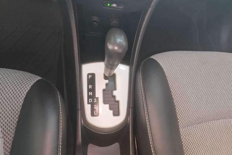 Used Hyundai Verna Ray 2014 1.4L Automatic GLX Gear Lever