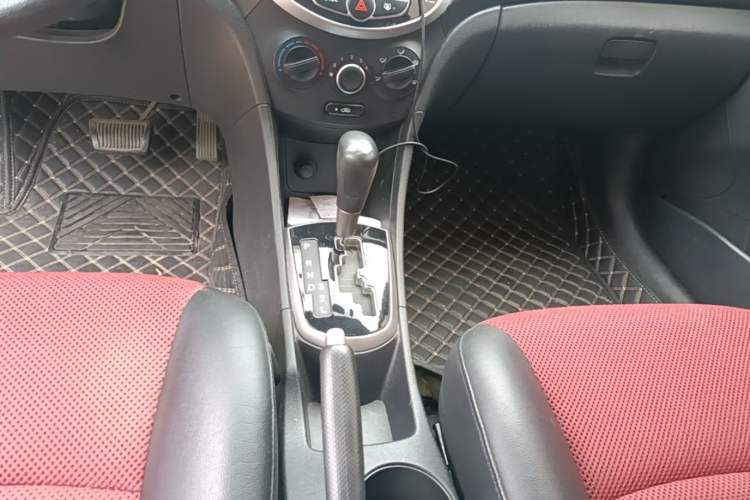 Used Hyundai Verna Ray 2014 1.4L Automatic GLX Gear Lever