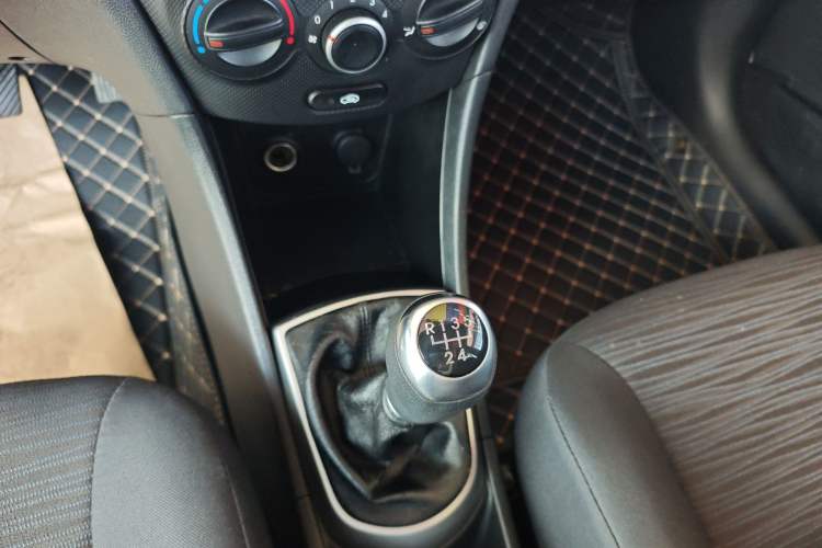 Used Hyundai Verna Ray 2014 1.4L Manual GLX Gear Lever