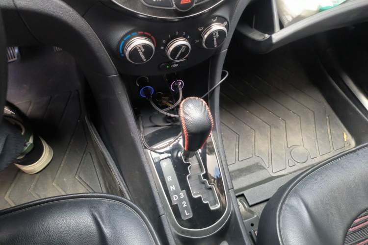 Used Hyundai Verna Ray 2014 1.6L Automatic TOP Gear Lever