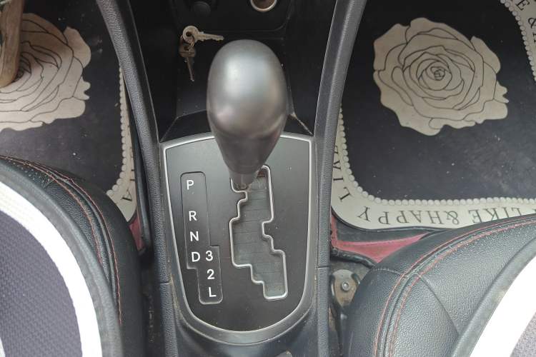 Used Hyundai Verna Ray 2014 1.4L Automatic GLX Gear Lever