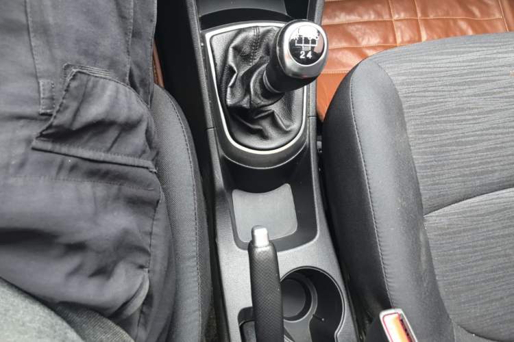 Used Hyundai Verna Ray 2014 1.4L Manual GLX Gear Lever