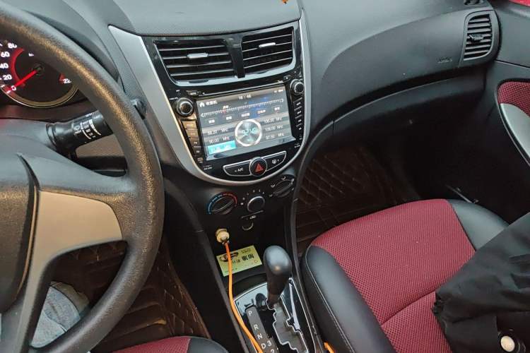 Used Hyundai Verna Ray 2014 1.4L Automatic GLX Gear Lever