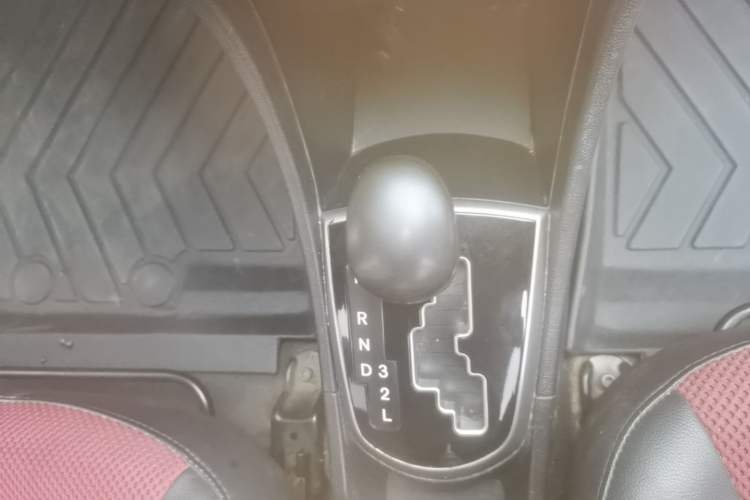 Used Hyundai Verna Ray 2014 1.4L Automatic GLX Gear Lever