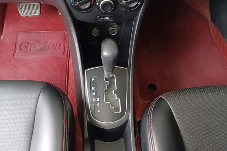 Used Hyundai Verna Ray 2014 1.4L Automatic GLX Gear Lever
