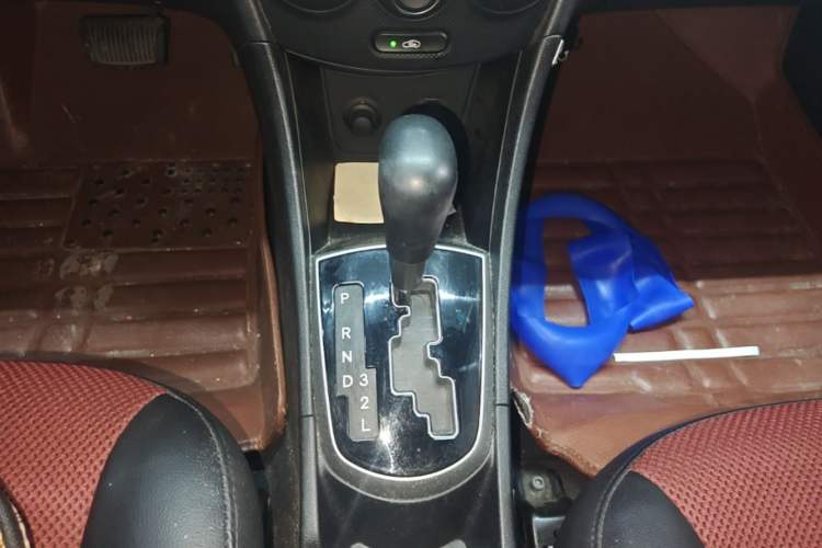 Used Hyundai Verna Ray 2014 1.4L Automatic GLX Gear Lever