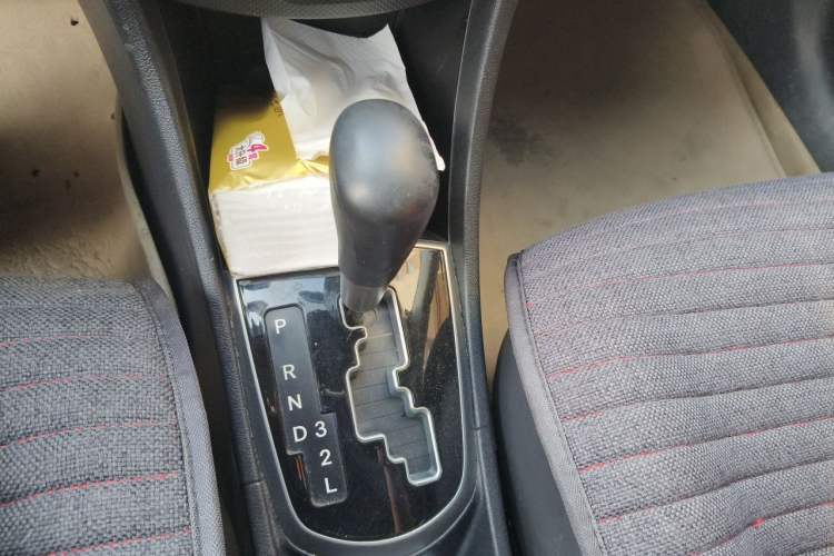 Used Hyundai Verna Ray 2014 1.4L Automatic GLX Gear Lever