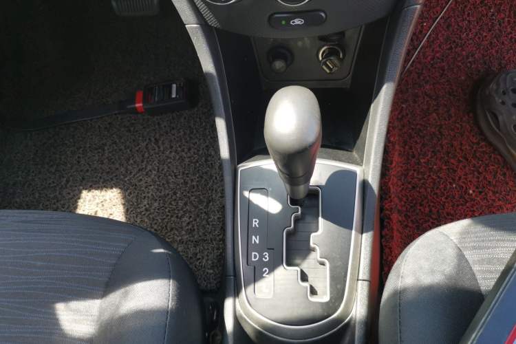 Used Hyundai Verna Ray 2014 1.4L Automatic GLX Gear Lever