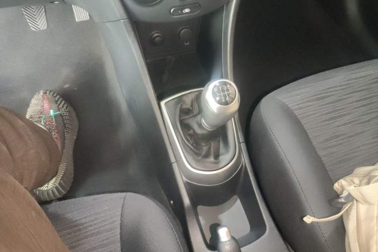 Used Hyundai Verna Ray 2014 1.4L Manual GLX Gear Lever