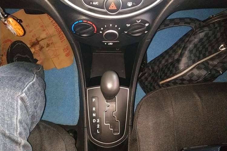 Used Hyundai Verna Ray 2014 1.4L Automatic GLX Gear Lever
