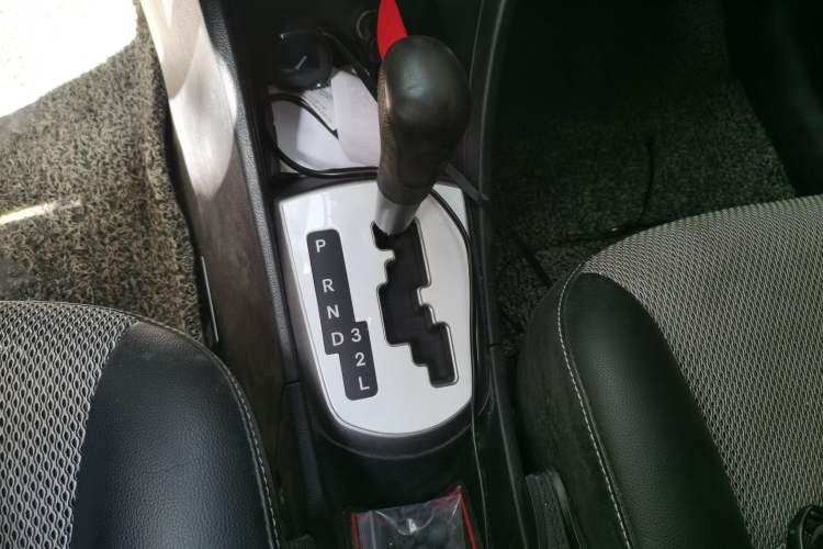 Used Hyundai Verna Ray 2014 1.4L Automatic GLX Gear Lever