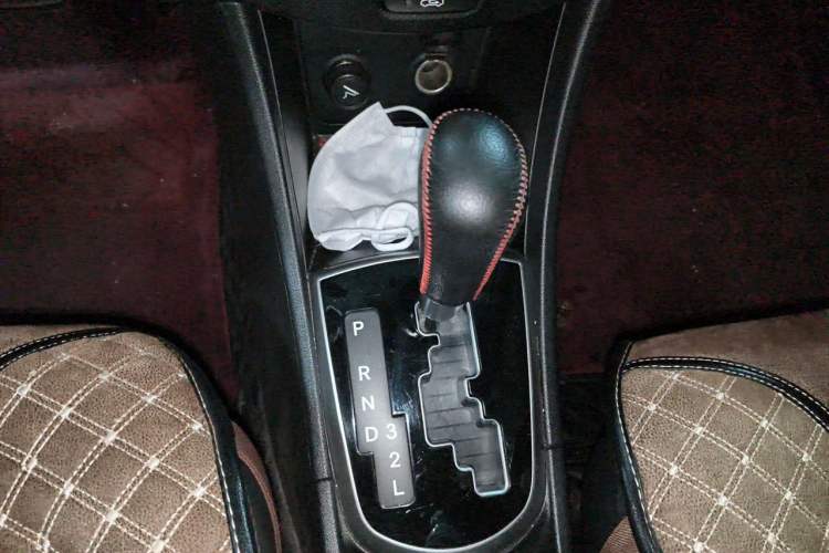 Used Hyundai Verna Ray 2014 1.4L Automatic GLX Gear Lever
