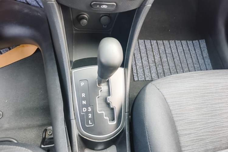 Used Hyundai Verna Ray 2014 1.4L Automatic GLX Gear Lever