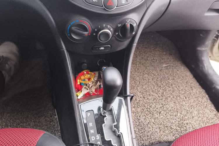 Used Hyundai Verna Ray 2014 1.4L Automatic GLX Gear Lever