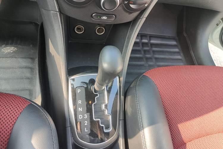 Used Hyundai Verna Ray 2014 1.4L Automatic GLX Gear Lever