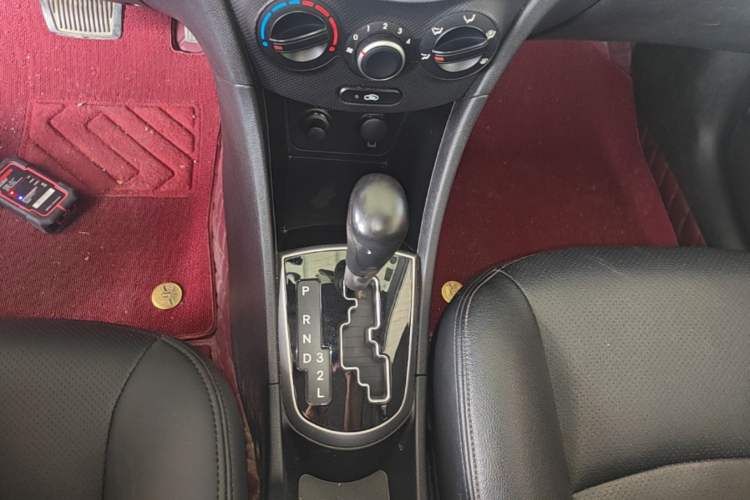Used Hyundai Verna Ray 2014 1.4L Automatic GLX Gear Lever