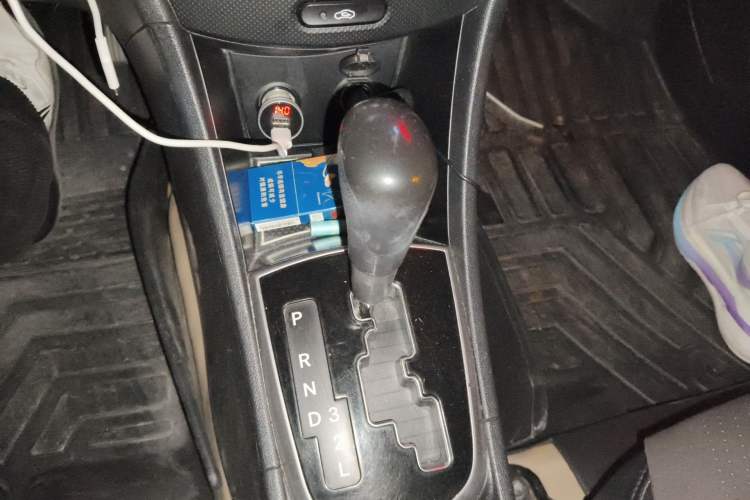 Used Hyundai Verna Ray 2014 1.4L Automatic GLX Gear Lever
