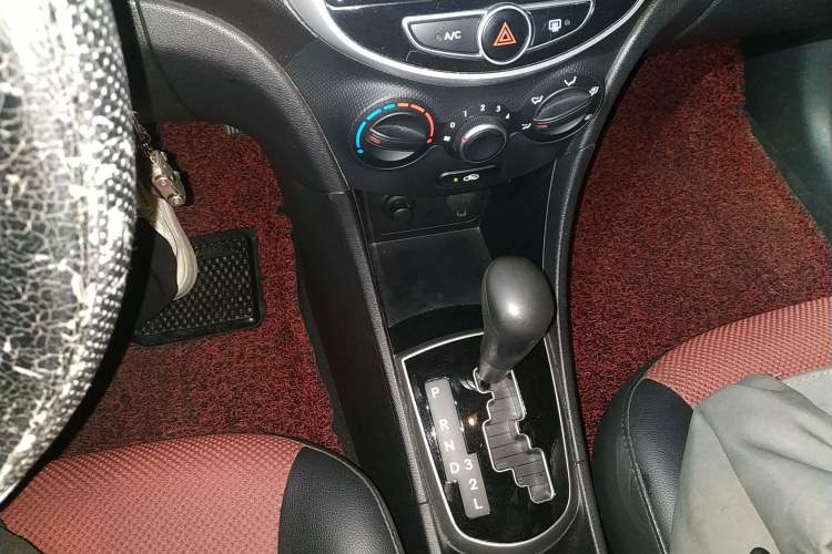 Used Hyundai Verna Ray 2014 1.4L Automatic GLX Gear Lever