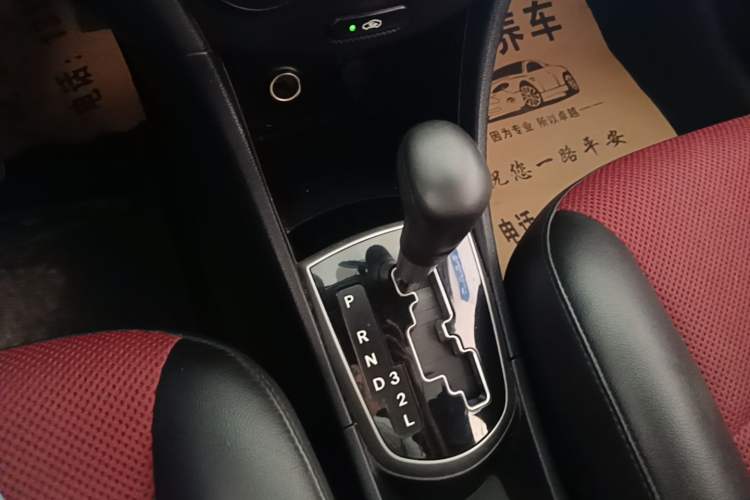 Used Hyundai Verna Ray 2014 1.4L Automatic GLX Gear Lever