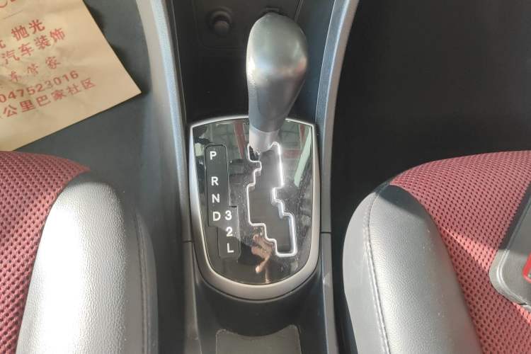 Used Hyundai Verna Ray 2014 1.4L Automatic GLX Gear Lever
