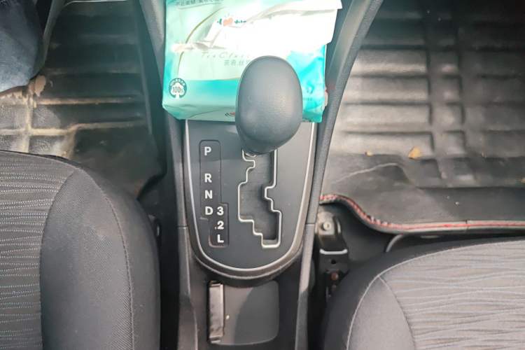 Used Hyundai Verna Ray 2014 1.4L Automatic GLX Gear Lever