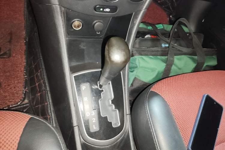 Used Hyundai Verna Ray 2014 1.4L Automatic GLX Gear Lever