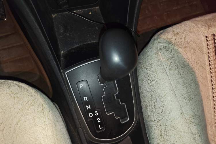 Used Hyundai Verna Ray 2014 1.4L Automatic GLX Gear Lever