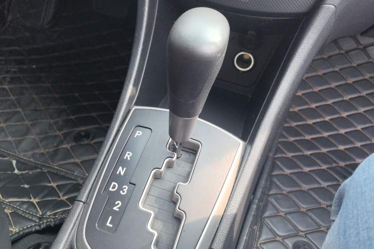 Used Hyundai Verna Ray 2014 1.4L Automatic GLX Gear Lever