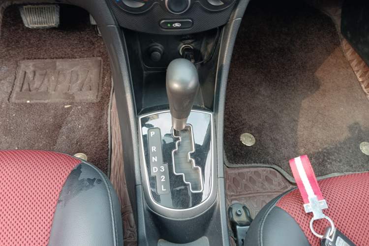 Used Hyundai Verna Ray 2014 1.4L Automatic GLX Gear Lever