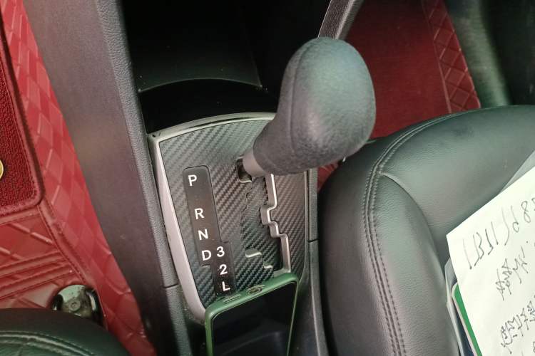 Used Hyundai Verna Ray 2014 1.4L Automatic GLX Gear Lever